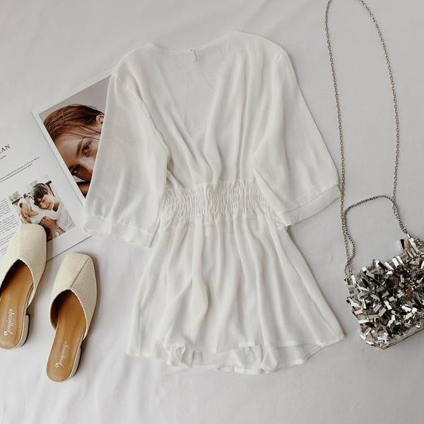 Set elegant pentru femei, care include o cămașă, bustieră și pantaloni scurți în alb