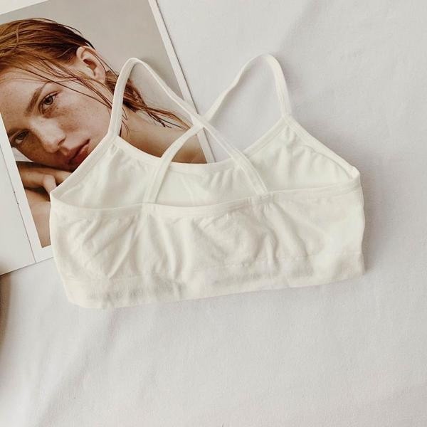 Set elegant pentru femei, care include o cămașă, bustieră și pantaloni scurți în alb