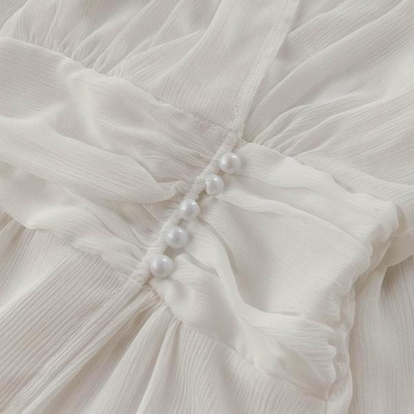 Set elegant pentru femei, care include o cămașă, bustieră și pantaloni scurți în alb