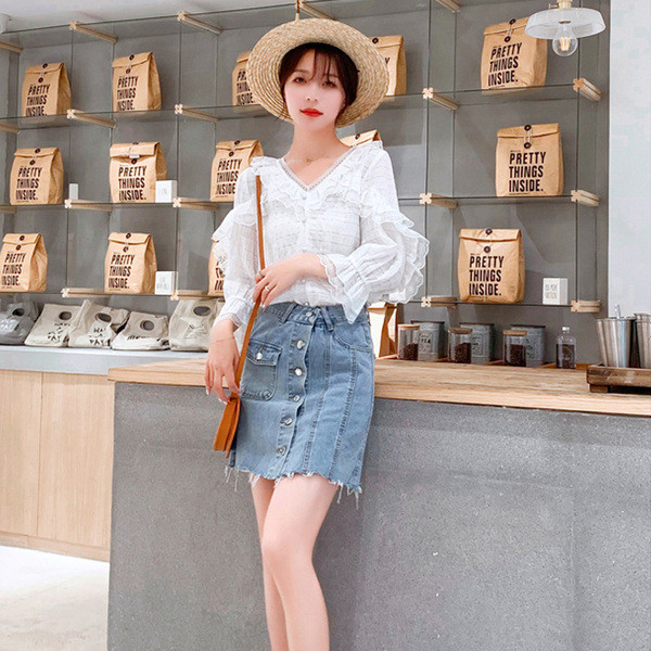 Cămașă de damă cu decolteu în V și nasturi alb