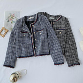 Geaca de dama cu guler si nasturi in forma de O in doua culori