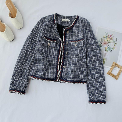 Geaca de dama cu guler si nasturi in forma de O in doua culori