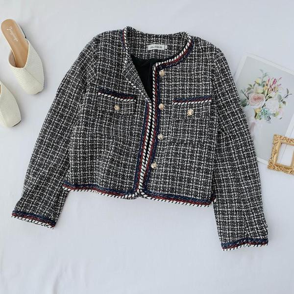 Geaca de dama cu guler si nasturi in forma de O in doua culori