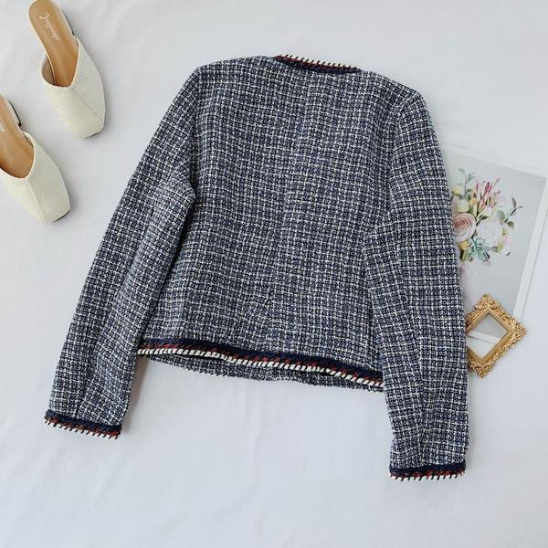 Geaca de dama cu guler si nasturi in forma de O in doua culori