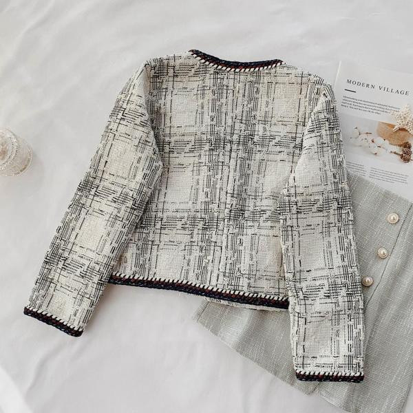 Geaca de dama eleganta cu guler in forma de V in culori deschise si inchise