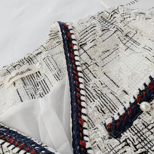 Geaca de dama eleganta cu guler in forma de V in culori deschise si inchise