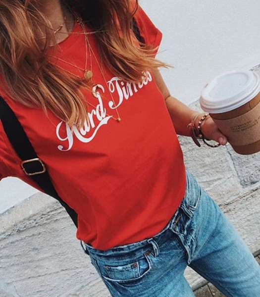 Tricou de damă cu inscripție de culoare roșie