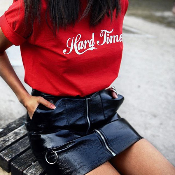 Tricou de damă cu inscripție de culoare roșie