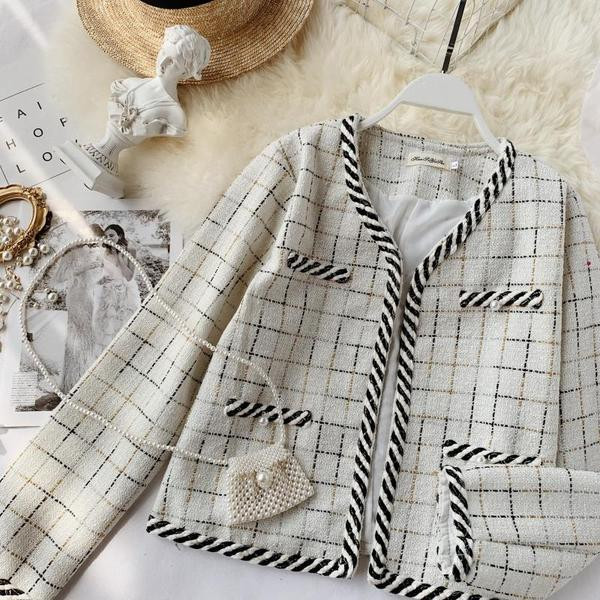 Geaca de dama de toamna cu guler in forma de V in alb si negru