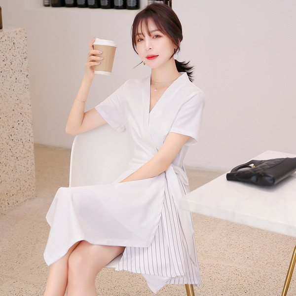 Rochie modernă de damă în alb și negru, cu decolteu în V