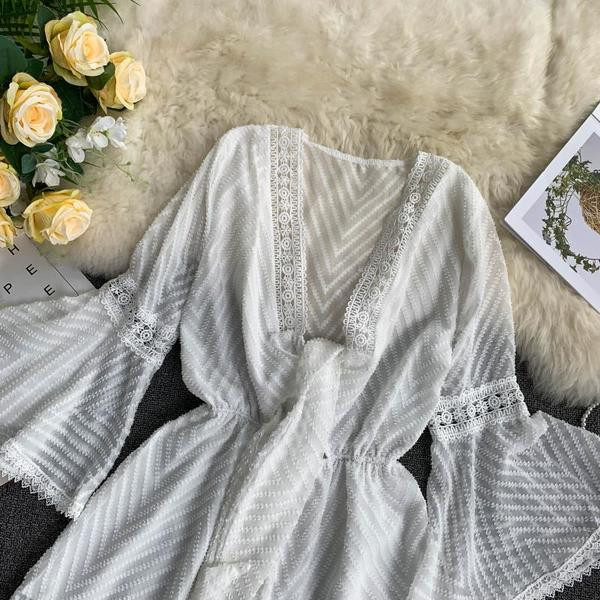 Salopetă elegantă de damă cu mâneci lotus în alb și negru