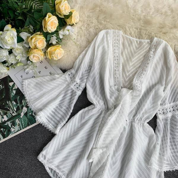 Salopetă elegantă de damă cu mâneci lotus în alb și negru