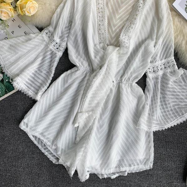 Salopetă elegantă de damă cu mâneci lotus în alb și negru