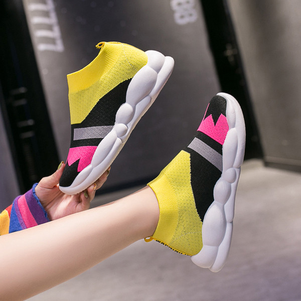 Νέο  μοντέλο γυναικεία αθλητικά παπούτσια  σε τρία χρώματα με έγχρωμη εκτύπωση