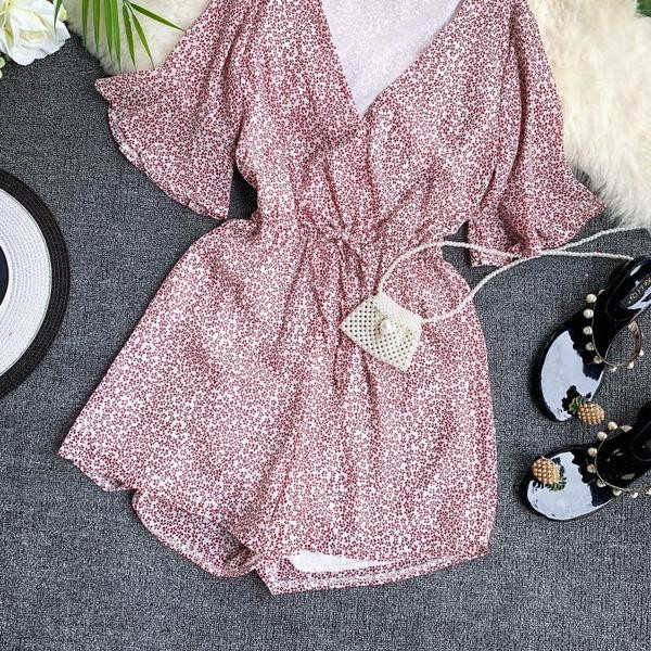 Salopetă de damă cu decolteu în V și mâneci scurte