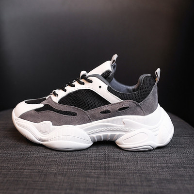 Τα casual αθλητικά παπούτσια  με κορδόνια σε μαύρο και άσπρο χρώμα