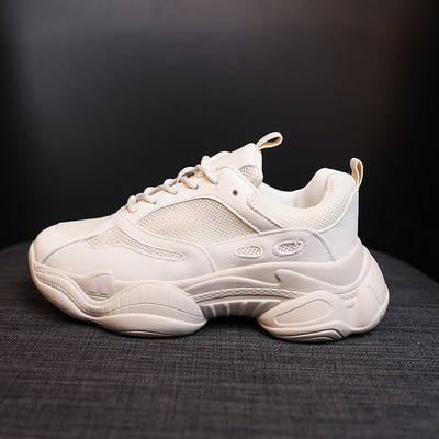 Τα casual αθλητικά παπούτσια  με κορδόνια σε μαύρο και άσπρο χρώμα