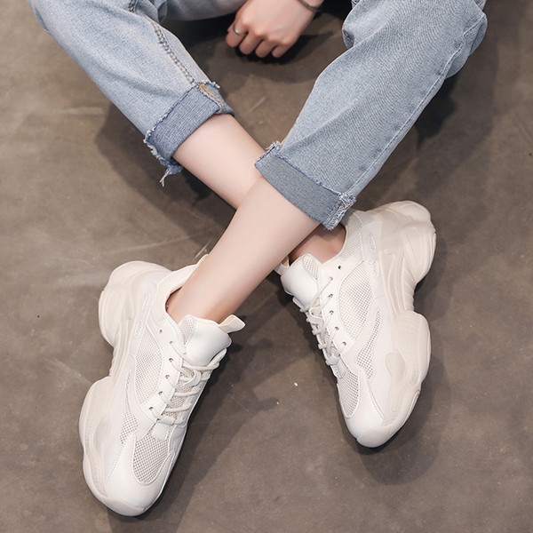 Τα casual αθλητικά παπούτσια  με κορδόνια σε μαύρο και άσπρο χρώμα