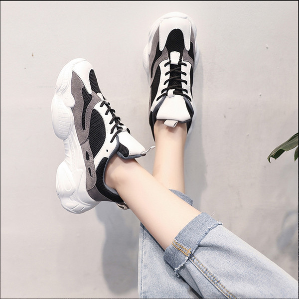 Τα casual αθλητικά παπούτσια  με κορδόνια σε μαύρο και άσπρο χρώμα