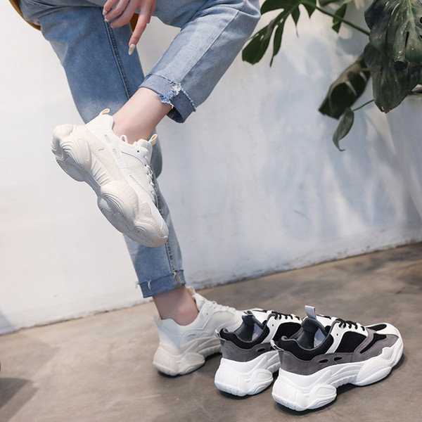 Τα casual αθλητικά παπούτσια  με κορδόνια σε μαύρο και άσπρο χρώμα