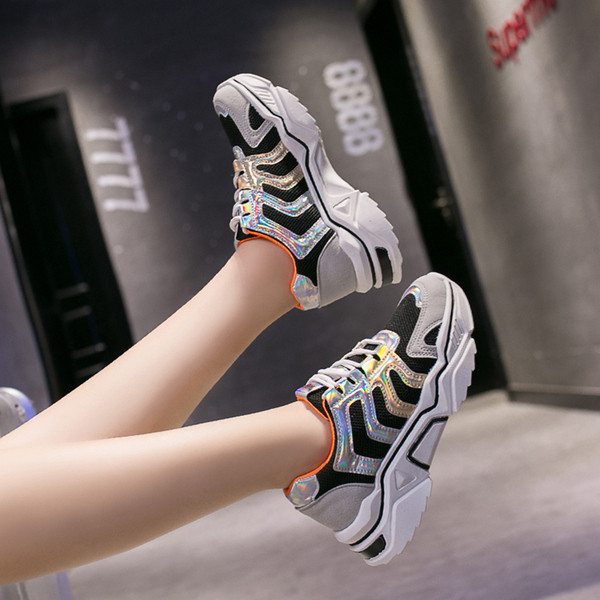 Καθημερινά  γυναικεία παπούτσια σε δύο χρώματα με κορδόνια  και έγχρωμη εκτύπωση