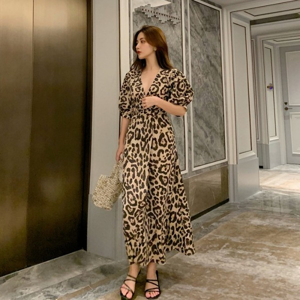 Rochie lungă de damă cu decolteu adânc și model leopard