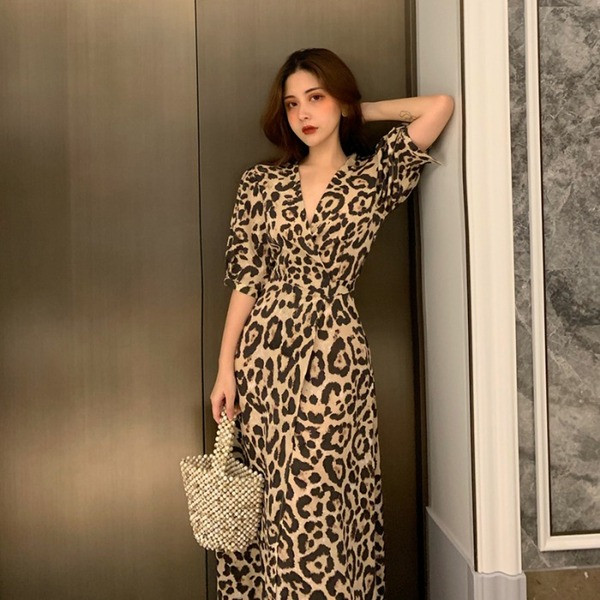 Rochie lungă de damă cu decolteu adânc și model leopard