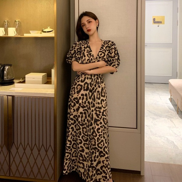 Rochie lungă de damă cu decolteu adânc și model leopard