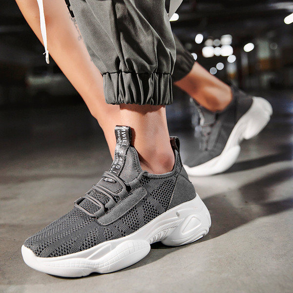 Tenisi moderni pentru bărbați cu șireturi în gri și negru