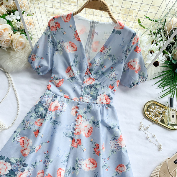 Salopeta de dama cu model floral si maneci scurte