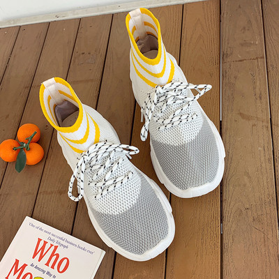 Μοντέρνα γυναικεία παπούτσια σε δύο χρώματα με δεσμούς και επίπεδη σόλα