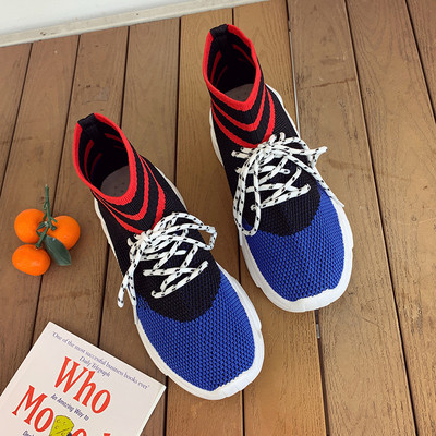 Μοντέρνα γυναικεία παπούτσια σε δύο χρώματα με δεσμούς και επίπεδη σόλα