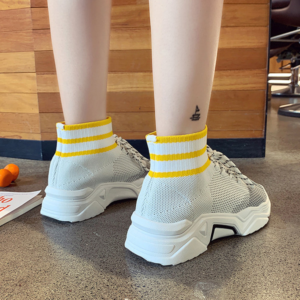 Μοντέρνα γυναικεία παπούτσια σε δύο χρώματα με δεσμούς και επίπεδη σόλα