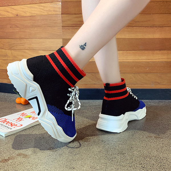 Μοντέρνα γυναικεία παπούτσια σε δύο χρώματα με δεσμούς και επίπεδη σόλα