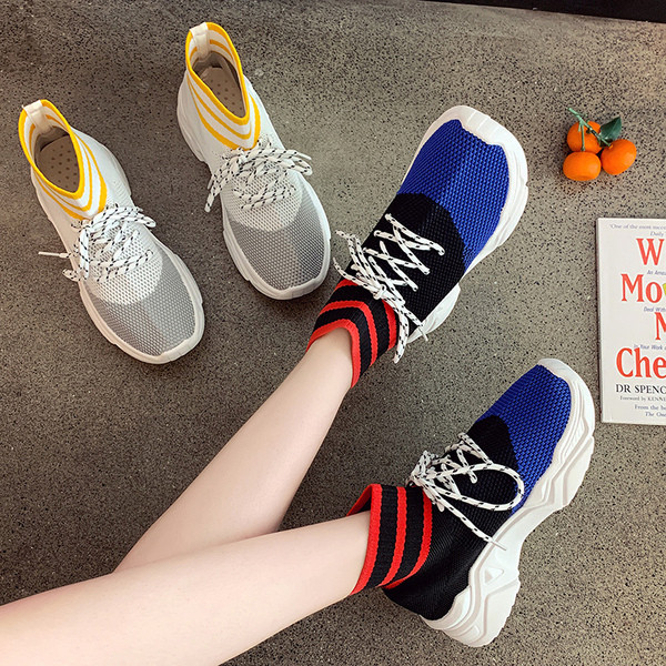 Μοντέρνα γυναικεία παπούτσια σε δύο χρώματα με δεσμούς και επίπεδη σόλα