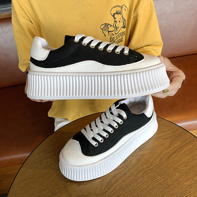 Μοντέρνα γυναικεία παπούτσια με ίσες σόλες με δεσμούς σε διαφορετικά χρώματα