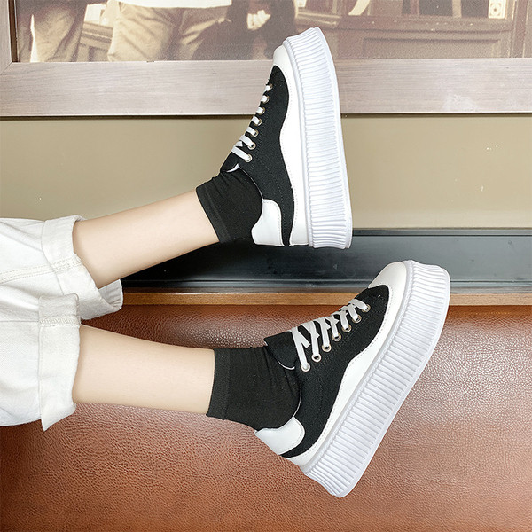 Μοντέρνα γυναικεία παπούτσια με ίσες σόλες με δεσμούς σε διαφορετικά χρώματα