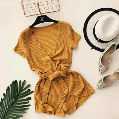 Salopetă de damă modernă cu mâneci scurte de culoare galbenă