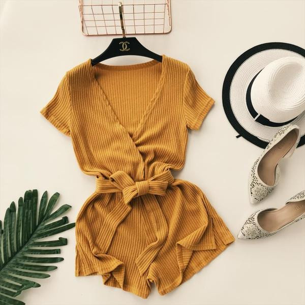 Salopetă de damă modernă cu mâneci scurte de culoare galbenă