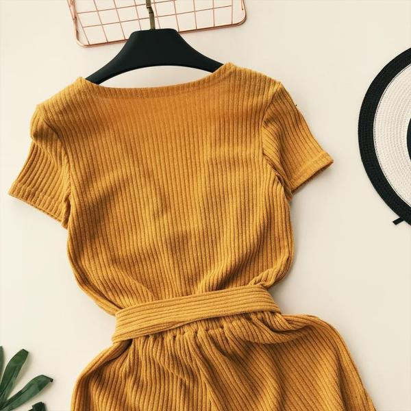 Salopetă de damă modernă cu mâneci scurte de culoare galbenă