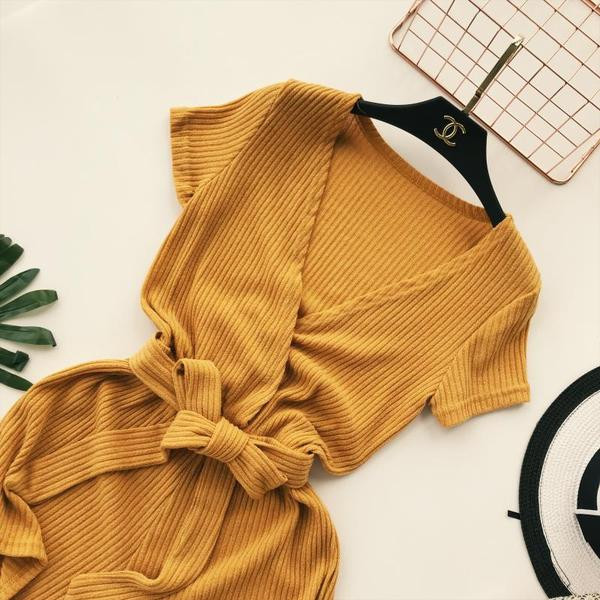 Salopetă de damă modernă cu mâneci scurte de culoare galbenă