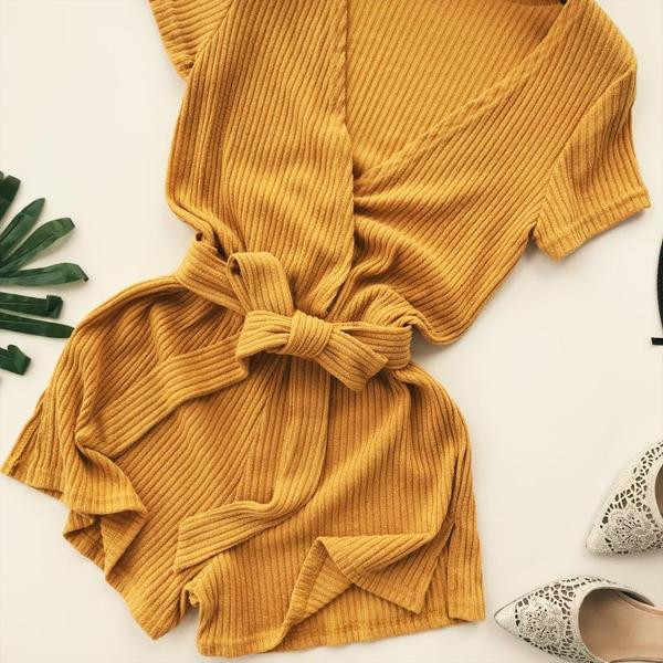 Salopetă de damă modernă cu mâneci scurte de culoare galbenă