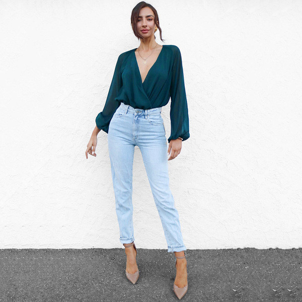 Corp de damă modern, cu mâneci lungi și decolteu adânc în verde