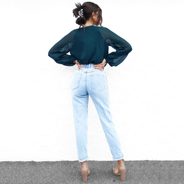 Corp de damă modern, cu mâneci lungi și decolteu adânc în verde