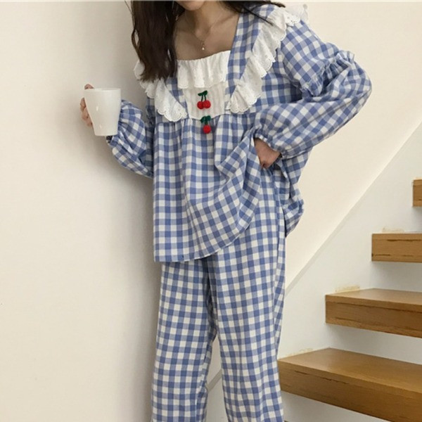 Pijamale de damă în carouri în două părți cu elemente 3D în albastru și roșu