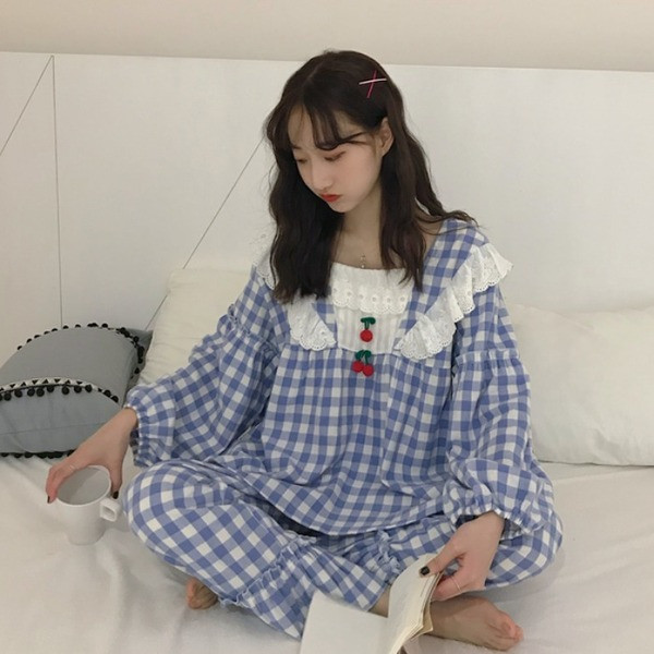 Pijamale de damă în carouri în două părți cu elemente 3D în albastru și roșu