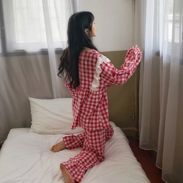 Pijamale de damă în carouri în două părți cu elemente 3D în albastru și roșu