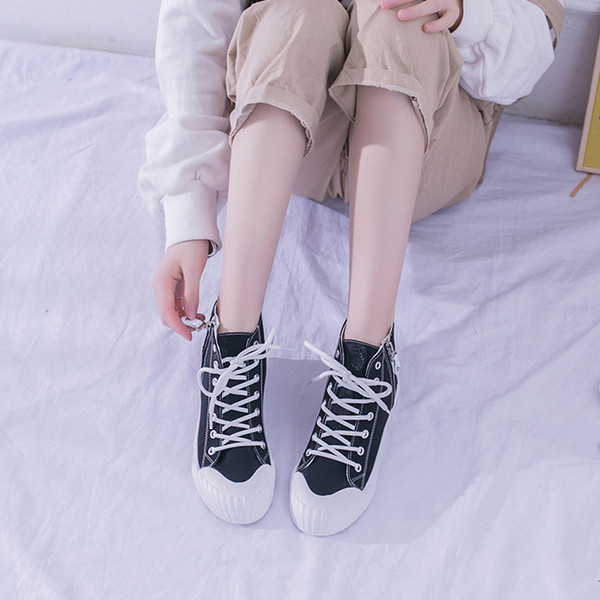 Adidasi moderni de dama cu sireturi in negru, alb si galben