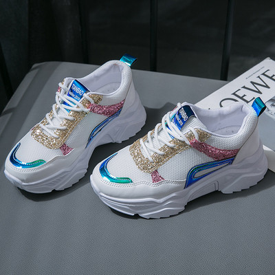 Μοντέρνα γυναικεία παπούτσια με γυαλιστερό αποτέλεσμα σε δύο χρώματα