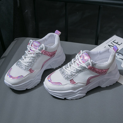 Μοντέρνα γυναικεία παπούτσια με γυαλιστερό αποτέλεσμα σε δύο χρώματα